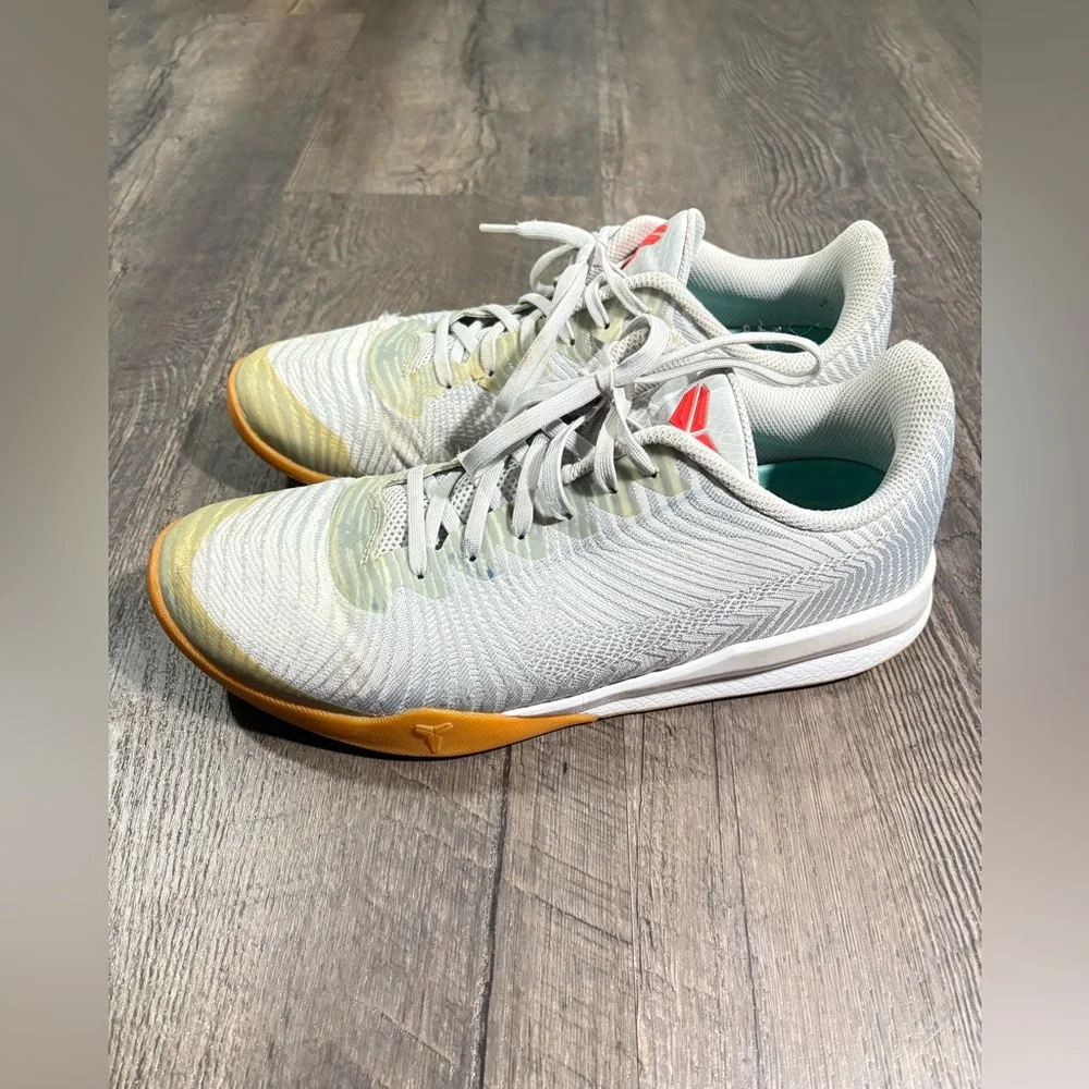 NIKE Kobe Mentality II 2 Sneakers Wolf Gray Gum